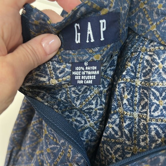 GAP skirt size 6 EUC - lightweight and slight draping in front - Picture 5 of 9